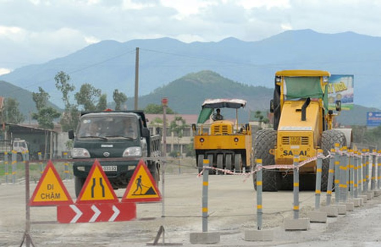 Thi c&ocirc;ng mở rộng QL1 qua tỉnh Quảng B&igrave;nh Ảnh: K.Linh