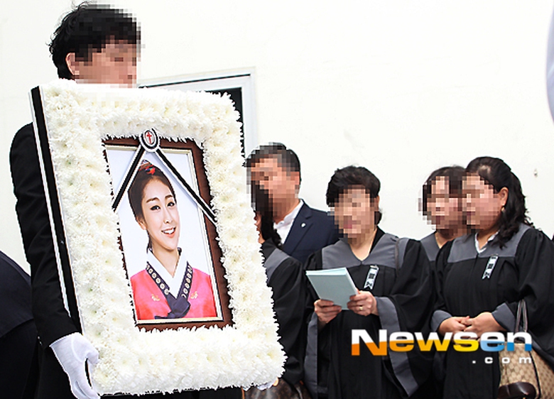 RiSe đ&atilde; qua đời chỉ 2 ng&agrave;y sau khi bạn b&egrave;, gia đ&igrave;nh v&agrave; người h&acirc;m mộ nghẹn ng&agrave;o tiễn đưa EunB chặng đường cuối.