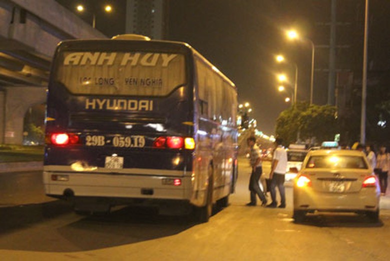 Xe Anh Huy đ&oacute;n kh&aacute;ch tr&ecirc;n đường Khuất Duy Tiến, H&agrave; Nội Ảnh: L&ecirc; Minh