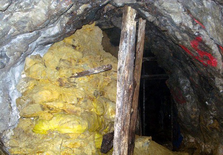 Một vỉa quặng chứa đầy v&agrave;ng tại mỏ v&agrave;ng.