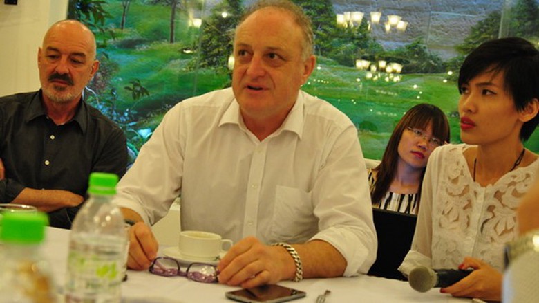 &Ocirc;ng David Seton trong buổi họp b&aacute;o.