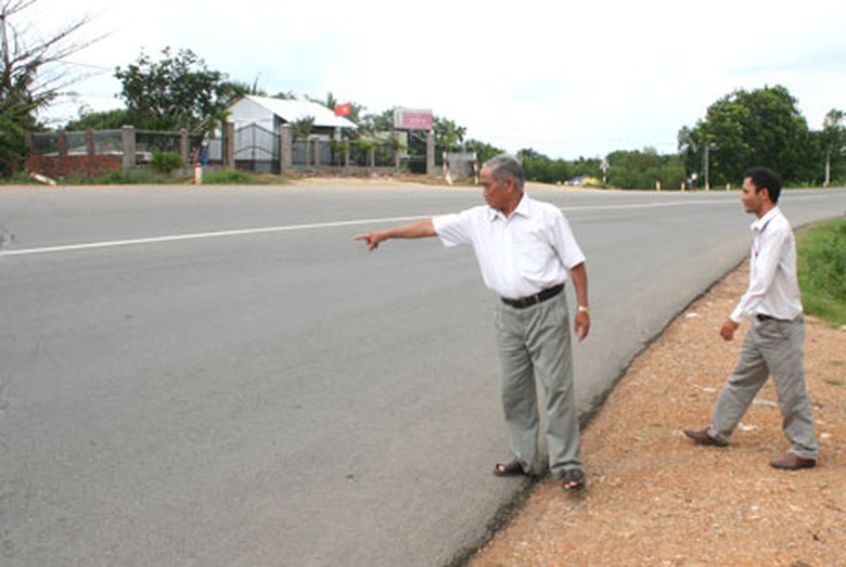&Ocirc;ng Mai Văn Chiến cho biết, phần đất của &ocirc;ng trước kia ra đến giữa QL1