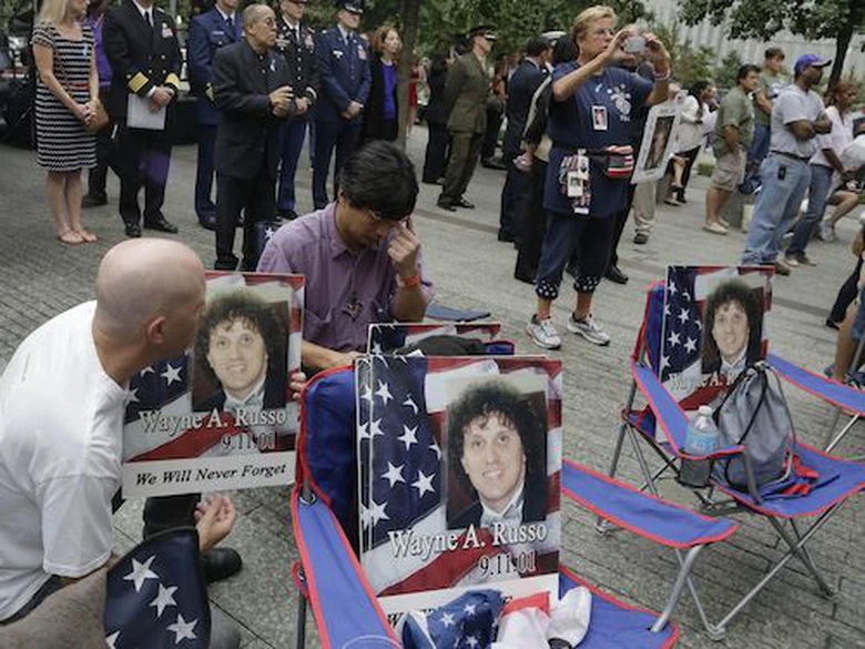 Gia đình cầm di ảnh nạn nhân tại lễ tưởng niệm