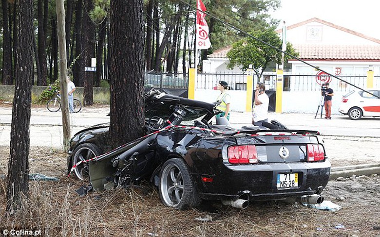 Chiếc xe bẹp r&uacute;m sau tai nạn