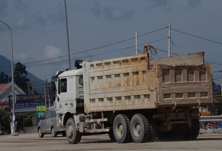 Sau khi trả h&agrave;ng, c&aacute;c xe lại quay trở về c&aacute;c mỏ đ&aacute; để vận chuyển tiếp