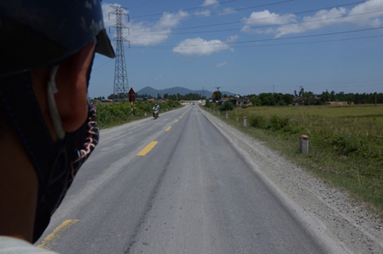 Cả 3 tuyến đường trị gi&aacute; h&agrave;ng ngh&igrave;n tỉ đang dần bị ph&aacute; n&aacute;t dưới b&aacute;nh xe qu&aacute; tải.