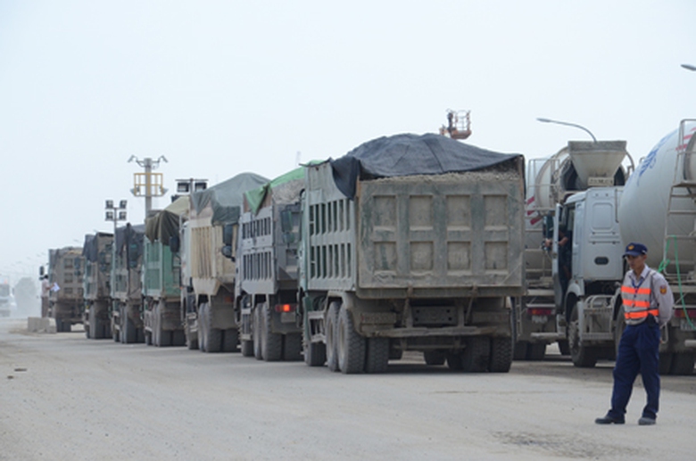 Đo&agrave;n xe cả chục chiếc xếp h&agrave;ng d&agrave;i trước cổng c&ocirc;ng trường