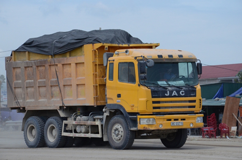 Theo ch&acirc;n 1 trong số những xe chở đ&aacute;