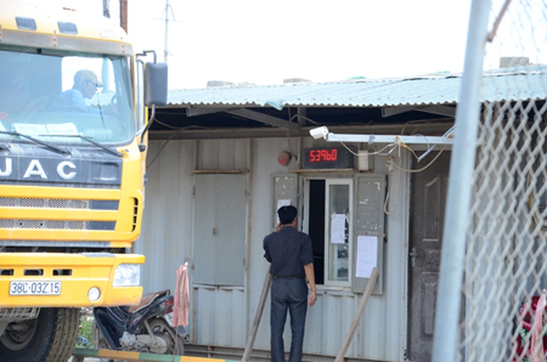 Tổng tải trọng xe l&ecirc;n đến 54 tấn, trong khi theo quy định với loại xe 3 trục