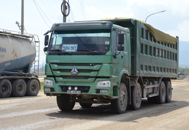 Đầu xe lu&ocirc;n ghi rất r&otilde; thương hiệu của Th&ocirc;ng Th&uacute;y, Ho&agrave;nh Sơn, S&ocirc;ng Đ&agrave; 5, Mỏ đ&aacute; Cowntria..