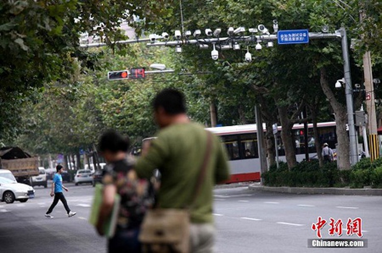 Việc lắp đặt camera quan s&aacute;t ở c&aacute;c ng&atilde; tư đang phổ biến ở TQ