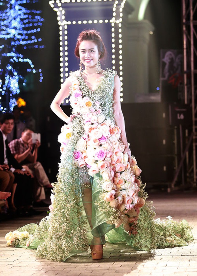 L&agrave; người cuối c&ugrave;ng bước ra tr&igrave;nh diễn tr&ecirc;n s&acirc;n khấu ngo&agrave;i trời của Đẹp Fashion Runway 3, Ho&agrave;ng Th&ugrave;y Linh nở nụ cười rạng rỡ