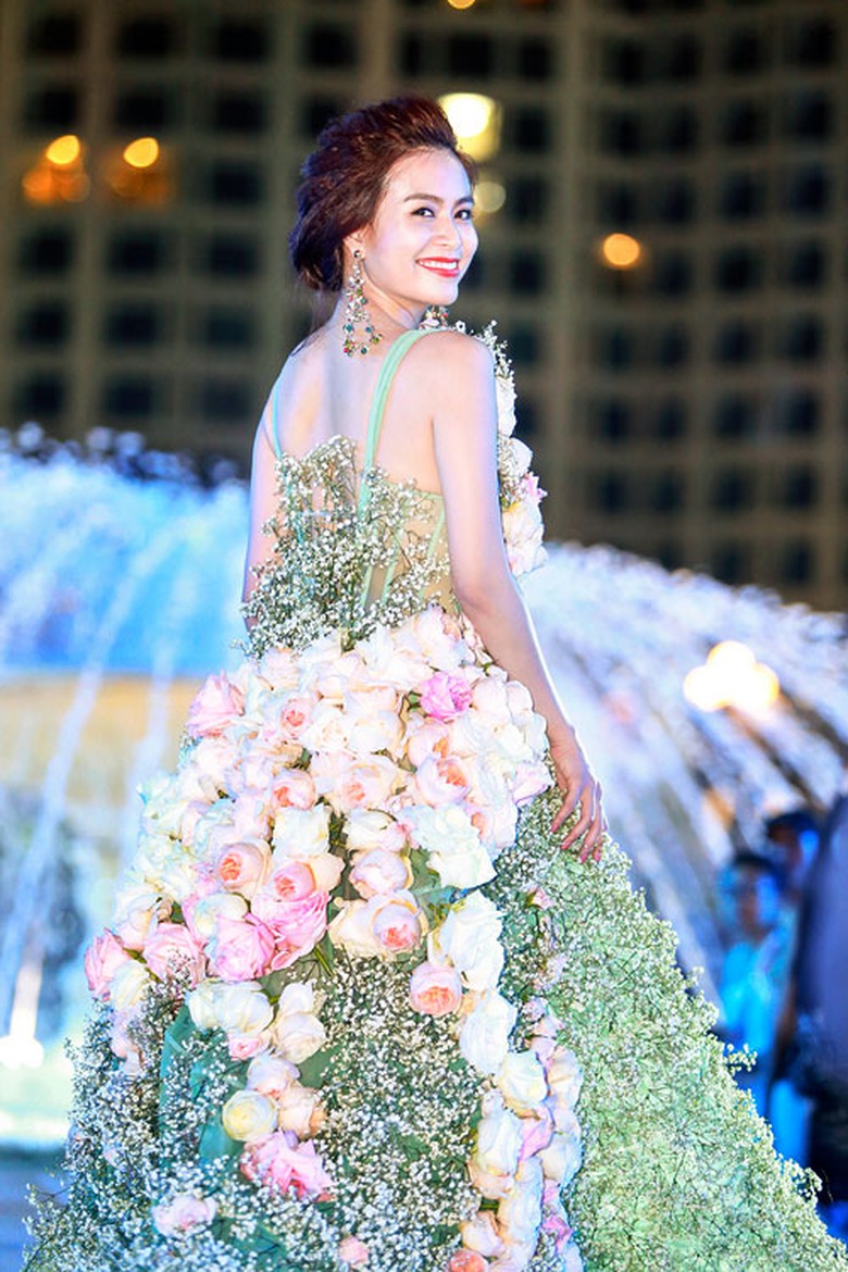 Chiếc v&aacute;y n&agrave;y được l&agrave;m suốt trong 24 tiếng bởi những b&agrave;n tay kh&eacute;o l&eacute;o của 10 người thợ thủ c&ocirc;ng đ&iacute;nh hoa đẹp nhất.