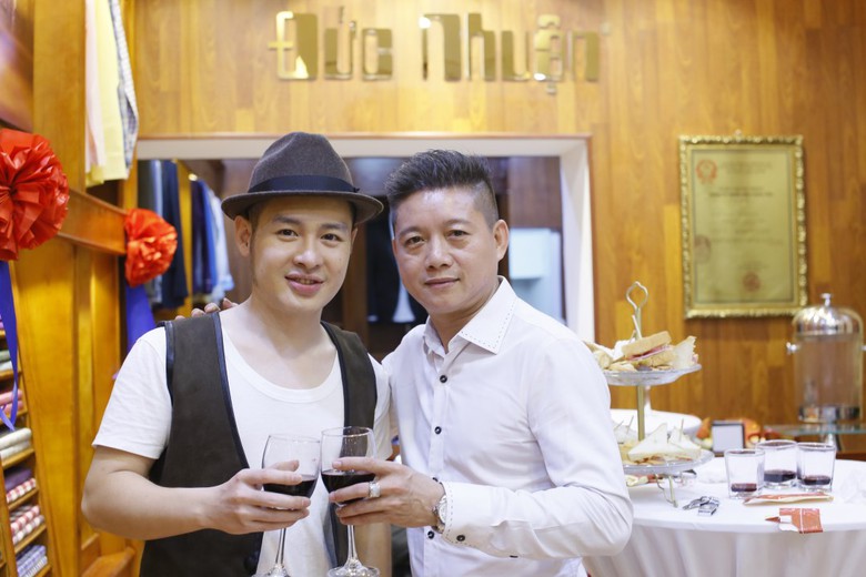 Ca sĩ Ho&agrave;ng Hải đến ch&uacute;c mừng 