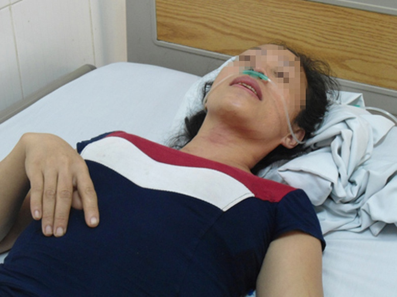 Chị Nguyễn Thị Hiền đang được chăm s&oacute;c tại cơ sở y tế sau khi được lực lượng c&ocirc;ng an giải cứu an to&agrave;n (Ảnh: Đ&agrave;i PT-TH Quảng Ninh)