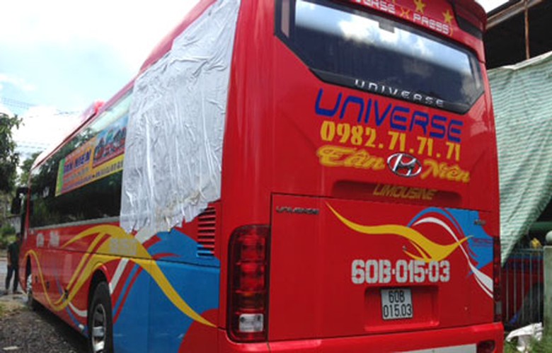 Nh&agrave; xe T&acirc;n Ni&ecirc;n phải d&aacute;n băng keo tạm v&igrave; bị n&eacute;m vỡ một tấm k&iacute;nh đ&ecirc;m 13/9