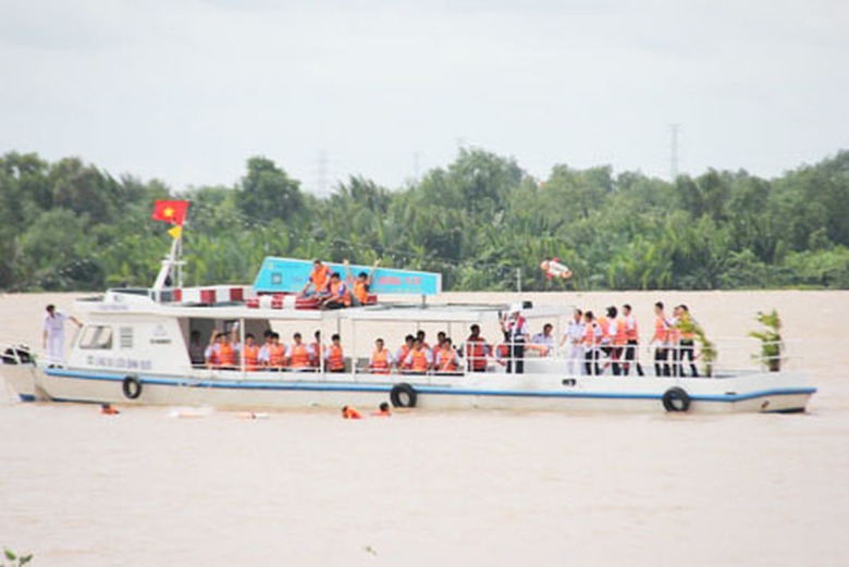 T&agrave;u kh&aacute;ch bị hư hỏng, nước tr&agrave;n v&agrave;o khoang khiến h&agrave;nh kh&aacute;ch hoảng loạn