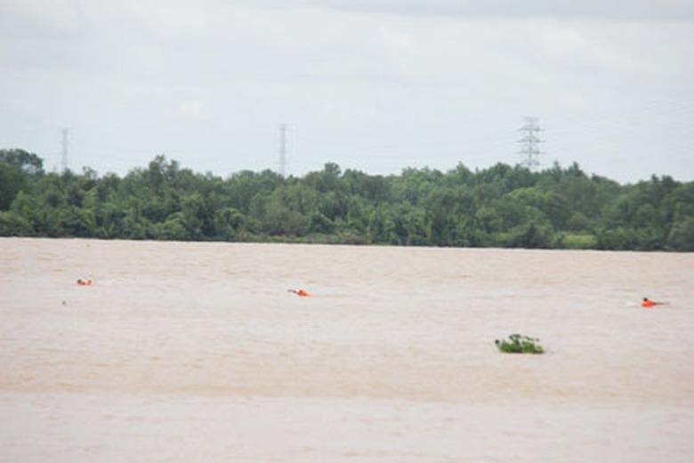 Một số h&agrave;nh kh&aacute;ch nhảy xuống s&ocirc;ng t&igrave;m c&aacute;ch tho&aacute;t th&acirc;n v&agrave; bị nước cuốn tr&ocirc;i