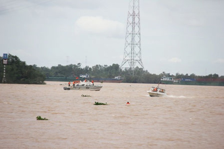 Nhận tin b&aacute;o, Cảng vụ H&agrave;ng hải TPHCM điều động c&aacute;c phương tiện đến ứng cứu