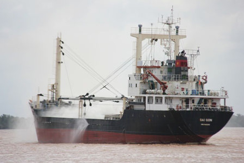 T&agrave;u UT GLORY bị bốc ch&aacute;y v&agrave; c&oacute; nguy cơ tr&agrave;n dầu