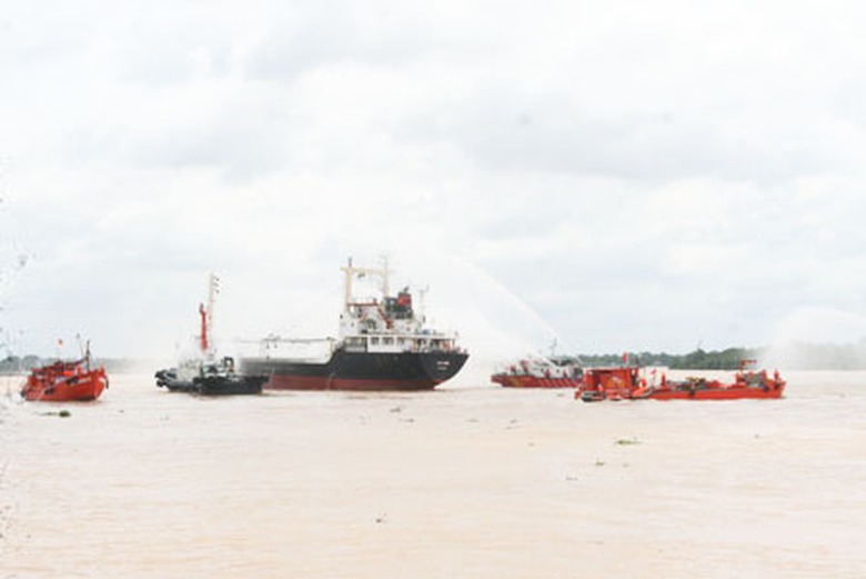 C&aacute;c lực lượng tập trung chữa ch&aacute;y t&agrave;u UT GLORY, kh&ocirc;ng để xảy ra sự cố tr&agrave;n dầu&nbsp;