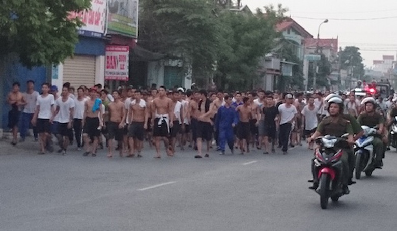 H&agrave;ng trăm học vi&ecirc;n cai nghiện tr&agrave;n ra đường phố Hải Ph&ograve;ng chiều 14/9