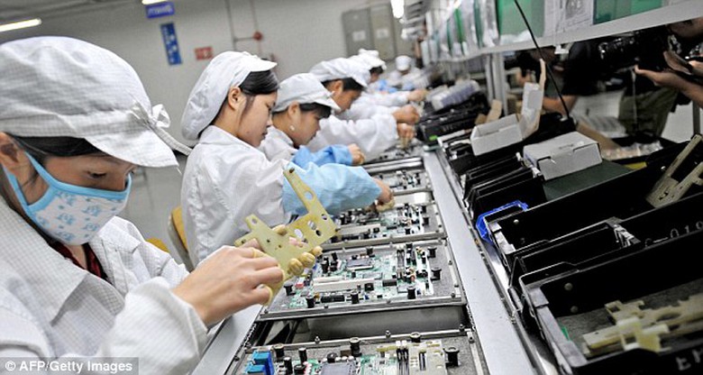 C&ocirc;ng nh&acirc;n tại nh&agrave; m&aacute;y Foxconn tại Th&acirc;m Quyến, nơi h&agrave;ng triệu chiếc iPhones được sản xuất ra 
