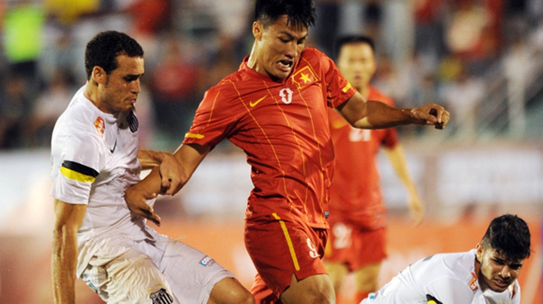 Hồng Qu&acirc;n (đỏ) tỏa s&aacute;ng trong chiến thắng của Olympic Việt Nam