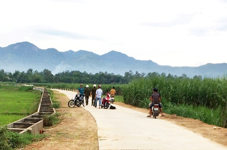 Bất chấp sự c&oacute; mặt của 3 c&ocirc;ng an x&atilde; Nghĩa Thuận, đối tượng Tiễn (&aacute;o xanh đầu ti&ecirc;n b&ecirc;n tr&aacute;i) vẫn tấn c&ocirc;ng c&aacute;c ph&oacute;ng vi&ecirc;n