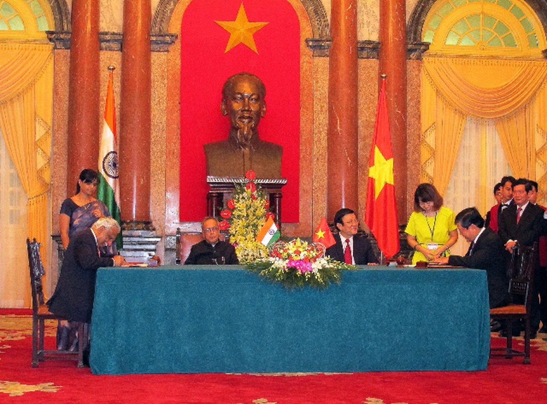 &Ocirc;ng Phạm Ngọc Minh - Tổng gi&aacute;m đốc Vietnam Airlines v&agrave; &ocirc;ng Naresh Goyal &ndash; Chủ tịch Jet Airways k&yacute; kết Bi&ecirc;n bản ghi nhớ khai th&aacute;c v&agrave; hợp t&aacute;c x&uacute;c tiến đường bay thẳng giữa Việt Nam v&agrave; Ấn Độ