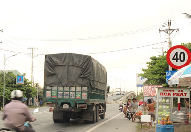 Biển hạn chế 40km/h (chụp 16h38 ng&agrave;y 9/9 tại QL1A x&atilde; Long Hưng - Ch&acirc;u Th&agrave;nh - Tiền Giang)