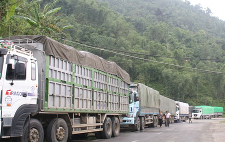 Đo&agrave;n xe qu&aacute; tải thi gan nằm phục trước khu vực trạm c&acirc;n