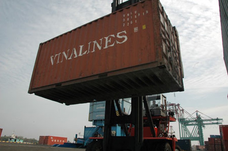 Xếp h&agrave;ng ở cảng S&agrave;i G&ograve;n