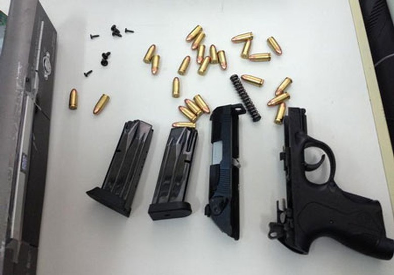 Ph&aacute;t hiện c&aacute;c chi tiết của s&uacute;ng trong h&agrave;ng chuyển ph&aacute;t nhanh