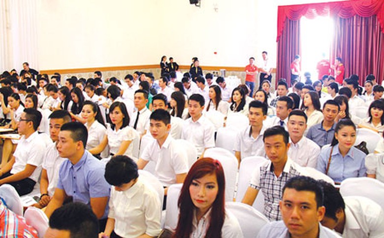 Rất nhiều bạn trẻ tham gia đợt tuyển tiếp vi&ecirc;n h&agrave;ng kh&ocirc;ng của Vietjet Air, tỷ lệ đối đầu l&agrave; 20 chọn 1