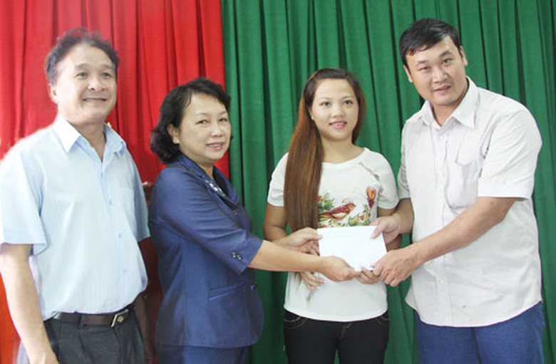 Khen thưởng đ&ocirc;i vợ chồng cứu b&eacute; Ng&acirc;n