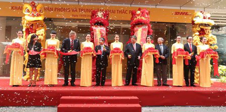Ban l&atilde;nh đạo DHL, VNPT cắt băng kh&aacute;nh th&agrave;nh trung t&acirc;m mới