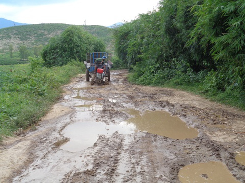 Quang năm học sinh th&ocirc;n Noh Pr&ocirc;ng phải đi tr&ecirc;n con đường lầy lội