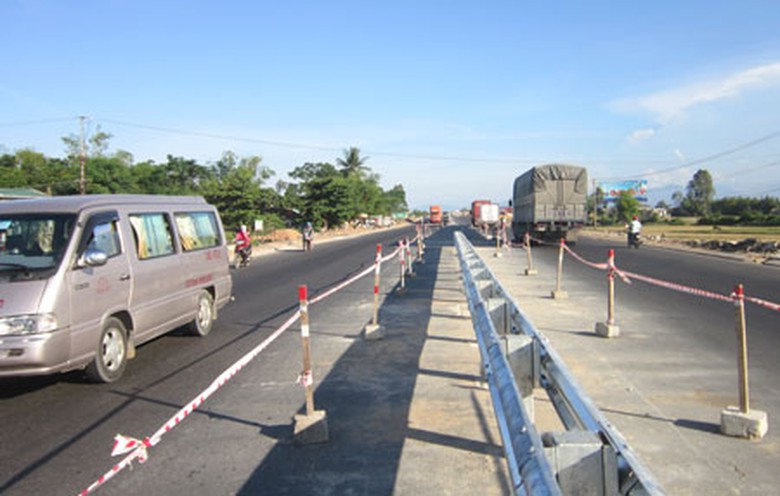 Phần lớn Dự &aacute;n mở rộng QL1 đoạn qua huyện Ph&uacute; Ninh đ&atilde; được nh&agrave; thầu thi c&ocirc;ng thảm nhựa v&agrave; đang tiếp tục lắp đặt dải ph&acirc;n c&aacute;ch, l&aacute;t gạch vỉa h&egrave;