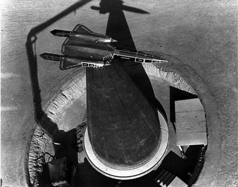 H&atilde;ng Lockheed c&ograve;n đầu tư thiết kế m&aacute;y bay m&ocirc; h&igrave;nh c&oacute; quy m&ocirc; chỉ bằng 1/8 m&aacute;y bay thật để kiểm tra tiết diện radar. Mẫu n&agrave;y được gắn ở tr&ecirc;n đỉnh th&aacute;p đ&aacute;nh dấu đường c&oacute; chiều d&agrave;i 6,7 m, đặt c&aacute;ch tầm nh&igrave;n của radar 0,8 km.