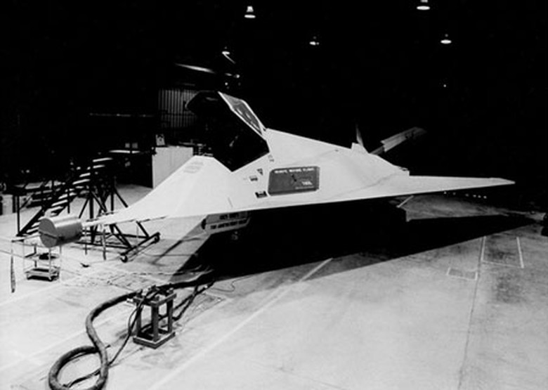 Chiếc F-117A được k&iacute;n đ&aacute;o thử nghiệm chuyến bay đầu ti&ecirc;n v&agrave;o 18/6/1981, do phi c&ocirc;ng Harold Farley điều khiển. Theo kế hoạch thử nghiệm l&agrave; 30 ph&uacute;t, tuy nhi&ecirc;n thời gian được r&uacute;t bớt lại c&ograve;n 13 ph&uacute;t v&igrave; qu&aacute; nhiệt tại ống dẫn xả.