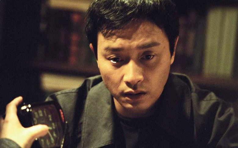 Năm 2000, Trương Quốc Vinh v&agrave;o vai một diễn vi&ecirc;n do phải nhiều lần đ&oacute;ng cảnh nhảy lầu trong bộ phim kinh dị Dị độ kh&ocirc;ng gian n&ecirc;n bị bấn loạn thần kinh, lu&ocirc;n gặp &aacute;c mộng. Năm 2003, t&agrave;i tử Hong Kong n&agrave;y đ&atilde; nhảy lầu tự tử, m&atilde;i đến nay vẫn chưa ai hiểu được nguy&ecirc;n nh&acirc;n v&igrave; sao.