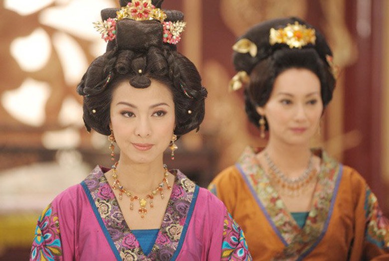 Trong bộ phim truyền h&igrave;nh TVB Cung t&acirc;m kế (2009), nh&acirc;n vật Thượng quan Chung Tuyết H&agrave; do Mễ Tuyết đảm nhận c&oacute; cảnh minh h&ocirc;n (hay c&ograve;n gọi l&agrave; &acirc;m h&ocirc;n), l&agrave;m đ&aacute;m cưới với Bố c&ocirc;ng c&ocirc;ng (Tưởng Ch&iacute; Quang đ&oacute;ng) để toại nguyện ước mơ của &ocirc;ng trước khi mất. Ngo&agrave;i đời, v&agrave;o năm 2010, bạn trai của Mễ Tuyết đột ngột qua đời do ung thư mũi v&agrave; một lần nữa c&ocirc; phải thực hiện nghi thức minh h&ocirc;n n&agrave;y.