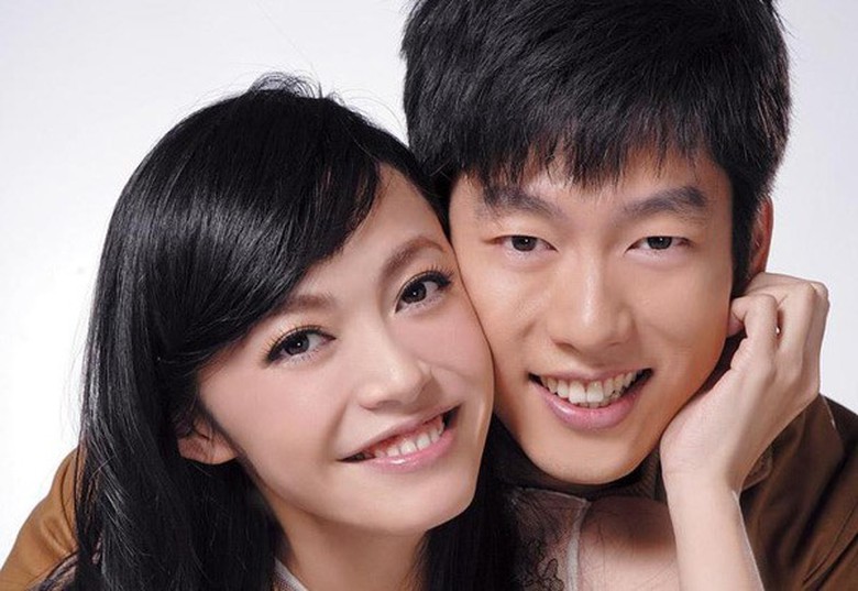 Trong bộ phim h&agrave;i Phi th&agrave;nh vật nhiễu 2 (2010), nh&acirc;n vật do Di&ecirc;u Thần thể hiện đ&atilde; tổ chức một bữa tiệc mừng ly h&ocirc;n với vai diễn do nam nghệ sĩ T&ocirc;n Hồng L&ocirc;i đ&oacute;ng. Gần một năm sau, mỹ nh&acirc;n miệng rộng sinh năm 1979 cũng ly h&ocirc;n với chồng - nam diễn vi&ecirc;n Lăng Ti&ecirc;u T&uacute;c. Ng&ocirc; Nhược Phủ trong một cảnh phim bị chĩa s&uacute;ng v&agrave;o đầu.