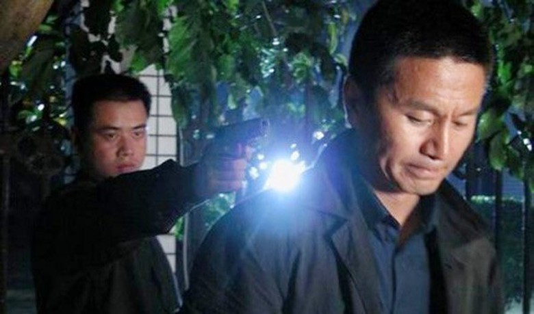 T&agrave;i tử điện ảnh Trung Quốc Ng&ocirc; Nhược Phủ rất nhiều lần đ&oacute;ng cảnh bị người kh&aacute;c chĩa s&uacute;ng v&agrave;o đầu n&ecirc;n khi biết anh bị bọn cướp giả danh c&ocirc;ng an bắt c&oacute;c tống tiền, chĩa s&uacute;ng v&agrave;o đầu v&agrave;o s&aacute;ng sớm ng&agrave;y 3/2/2004, nhiều người r&ugrave;ng minh, kh&ocirc;ng ngờ phim lại vận v&agrave;o đời thực. Chuyện Lưu Bội phải ly h&ocirc;n chồng v&igrave; kẻ thứ ba xảy ra tr&ecirc;n phim lẫn ngo&agrave;i đời.