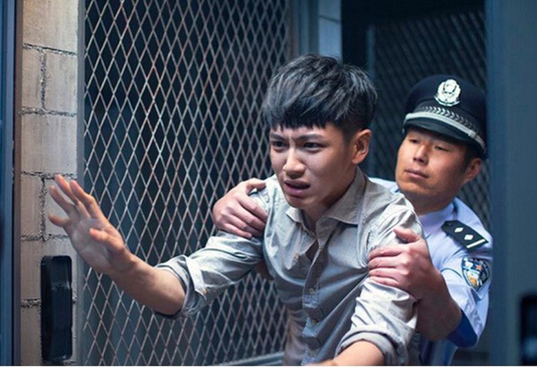 Trong phim Tiểu thời đại 3, v&igrave; bị ung thư tử cung n&ecirc;n Cố L&yacute; muốn chia tay với Cố Nguy&ecirc;n, b&egrave;n nhờ Tịch Th&agrave;nh giả ngoại t&igrave;nh. Hiểu lầm đ&oacute; l&agrave; sự thật, nh&acirc;n vật Cố Nguy&ecirc;n do Kha Chấn Đ&ocirc;ng thể hiện l&aacute;i xe t&ocirc;ng chết Tịch Th&agrave;nh, phải v&agrave;o t&ugrave;. Ngo&agrave;i đời, ch&agrave;ng diễn vi&ecirc;n sinh năm 1991 cũng vừa bị bắt v&igrave; tội sử dụng ma t&uacute;y.