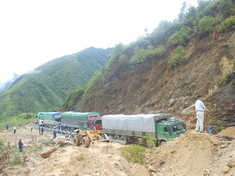 Hiện trường sạt lở QL4D