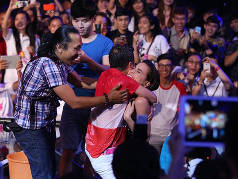 Trước đ&oacute;, Đ&agrave;m Vĩnh Hưng đ&atilde; gửi lời th&aacute;ch thức Hồ Ngọc H&agrave; dội nước đ&aacute; l&ecirc;n đầu v&agrave; cho biết anh chọn c&ocirc; v&igrave; 