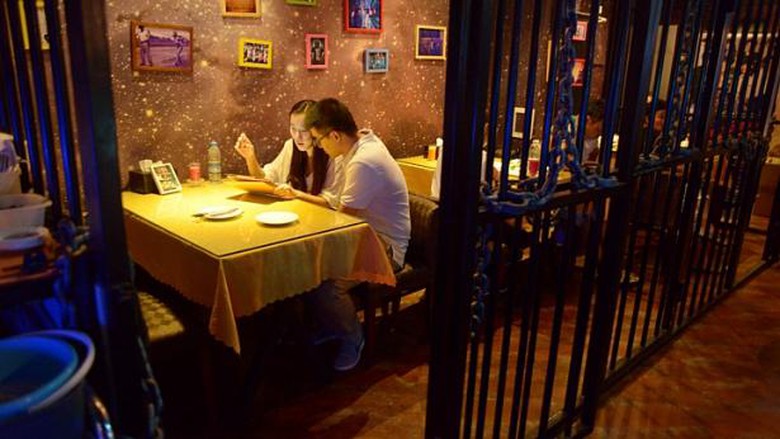 đồ ăn của ch&uacute;ng t&ocirc;i rất ngon, kh&ocirc;ng gian c&oacute; &aacute;nh đ&egrave;n ấm &aacute;p v&agrave; cả nhạc c&ocirc;ng, ca sĩ chơi nhạc, qua đ&oacute;, c&aacute;c bạn c&oacute; thể tho&aacute;t khỏi &aacute;p lực khi thưởng thức đồ ăn tại nh&agrave; h&agrave;ng n&agrave;y&rdquo;