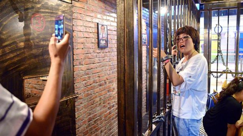 Đến đ&acirc;y, thực kh&aacute;ch sẽ bị c&ograve;ng tay, xiềng x&iacute;ch như trong nh&agrave; t&ugrave; thật